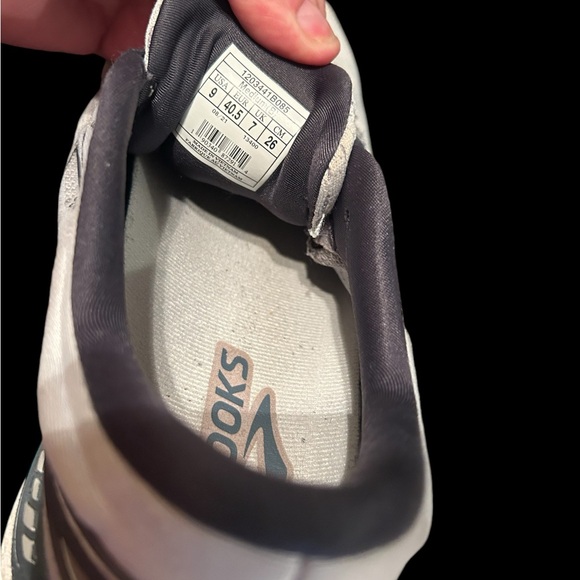 Brooks Sneakers women’s size9 GUC - Picture 2 of 8